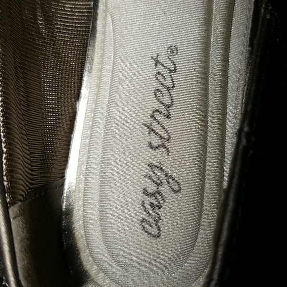 Quilted Shimmer heeled dress shoe. - Picture 7 of 13